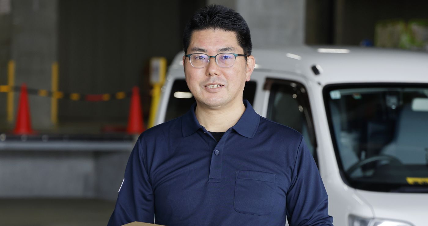 「地域の物流を支える」という誇りを胸に、充実した表情を浮かべる軽貨物ドライバーM.J.さん