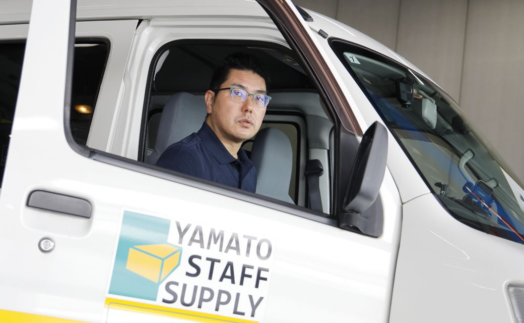 「今日も安全運転で行ってきます」と語りかけてくるような、晴れやかな笑顔のM.J.さん