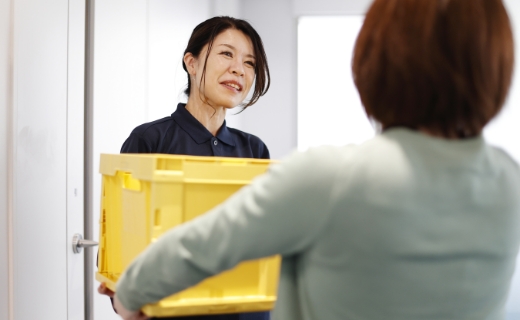 医薬品配送業務をするスタッフの様子