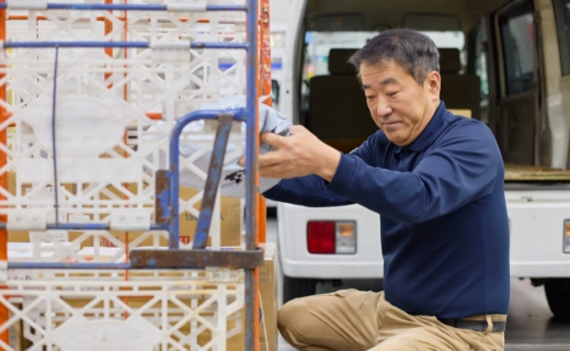 営業所で台車の荷物をチェックしている様子
