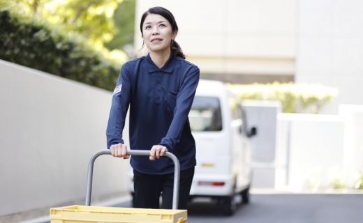 配送用の台車で荷物を運んでいる様子