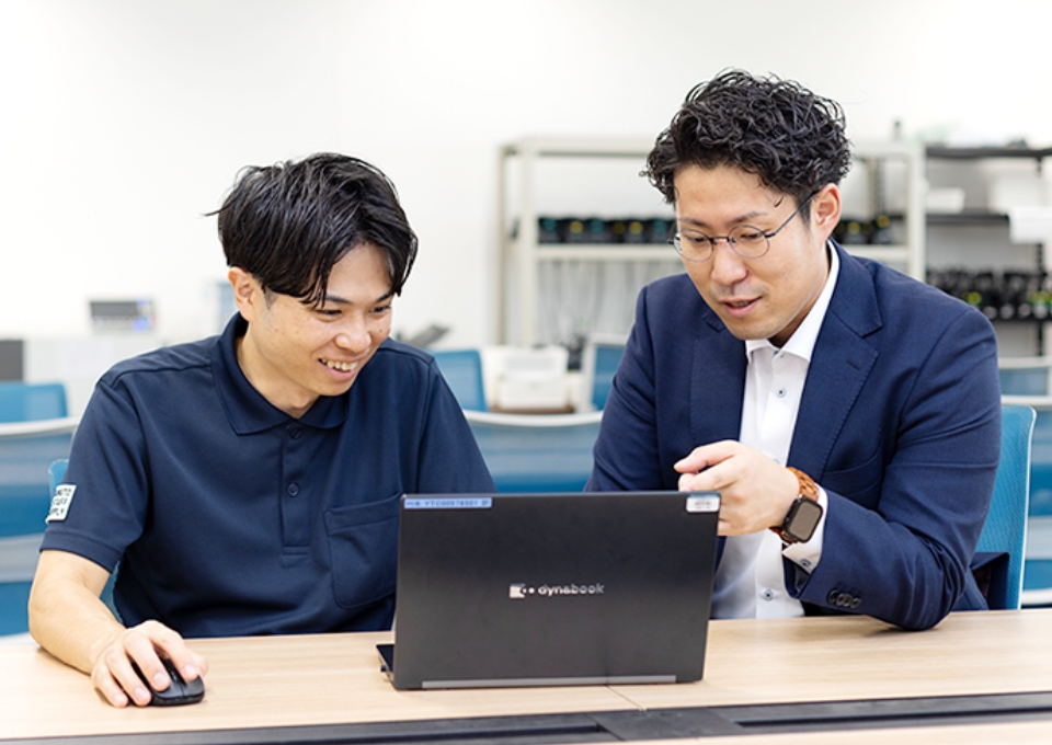 スタッフに仕事説明する画像